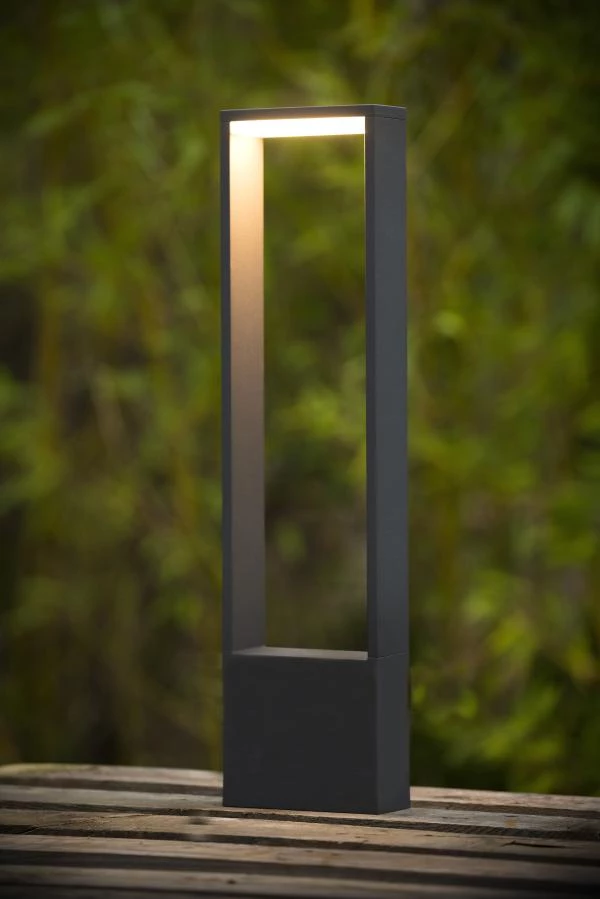 Lucide GOA - Borne extérieur - LED - 1x10W 3000K - IP54 - Anthracite - ambiance 1